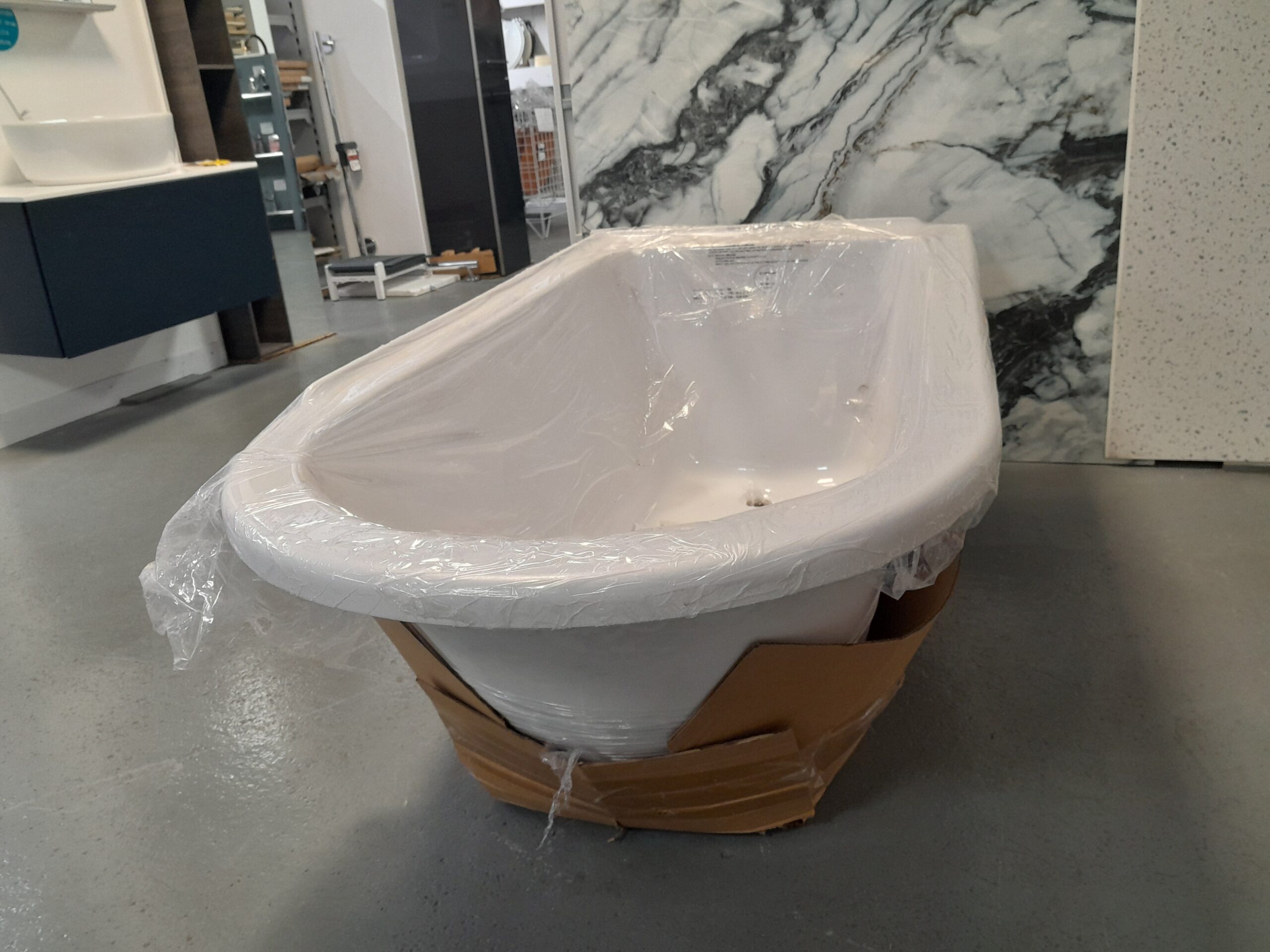 Clearance Burlington, Hampton Right-Handed Showering Bath - Image 3